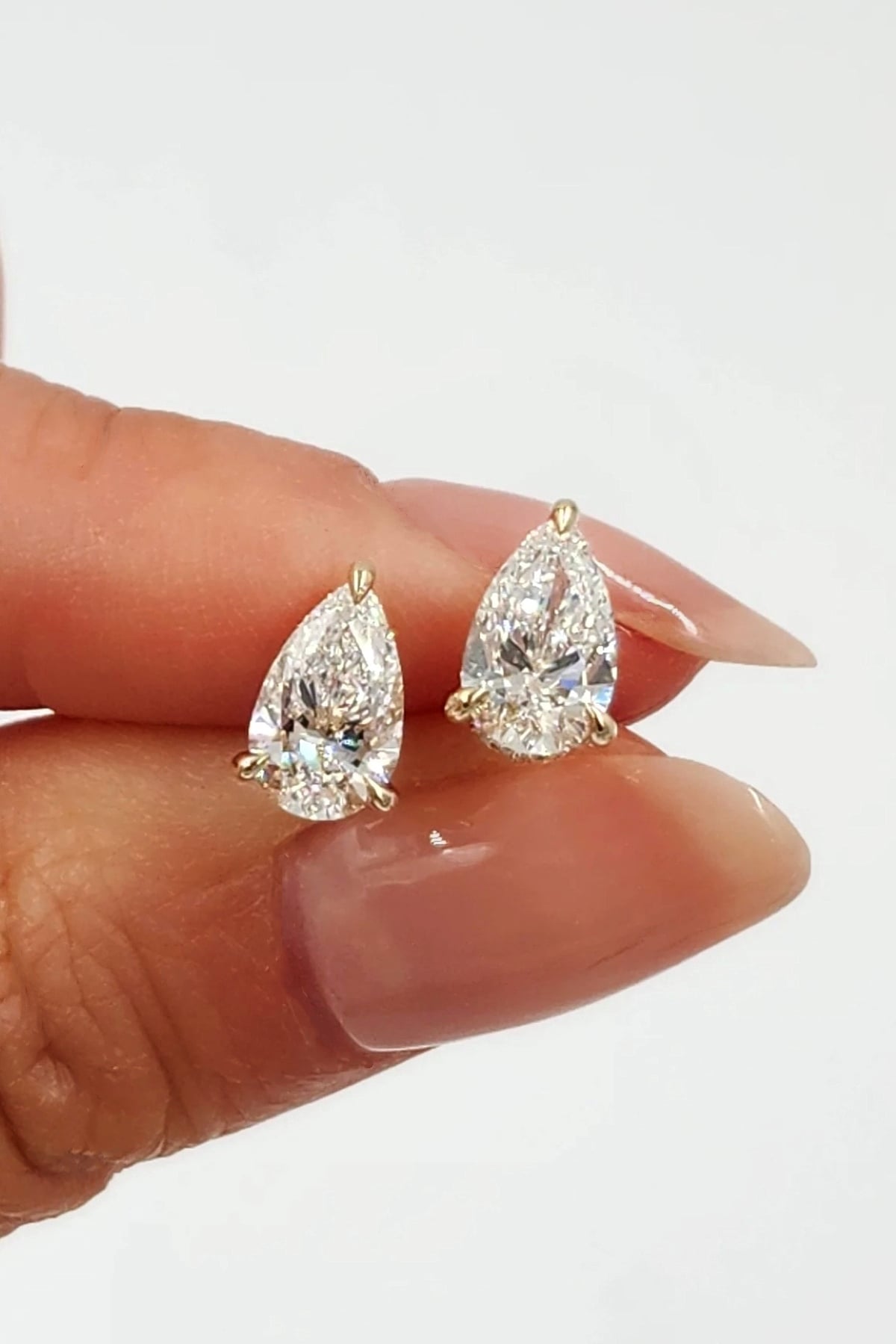 قرط مرصع على شكل كمثرى 1