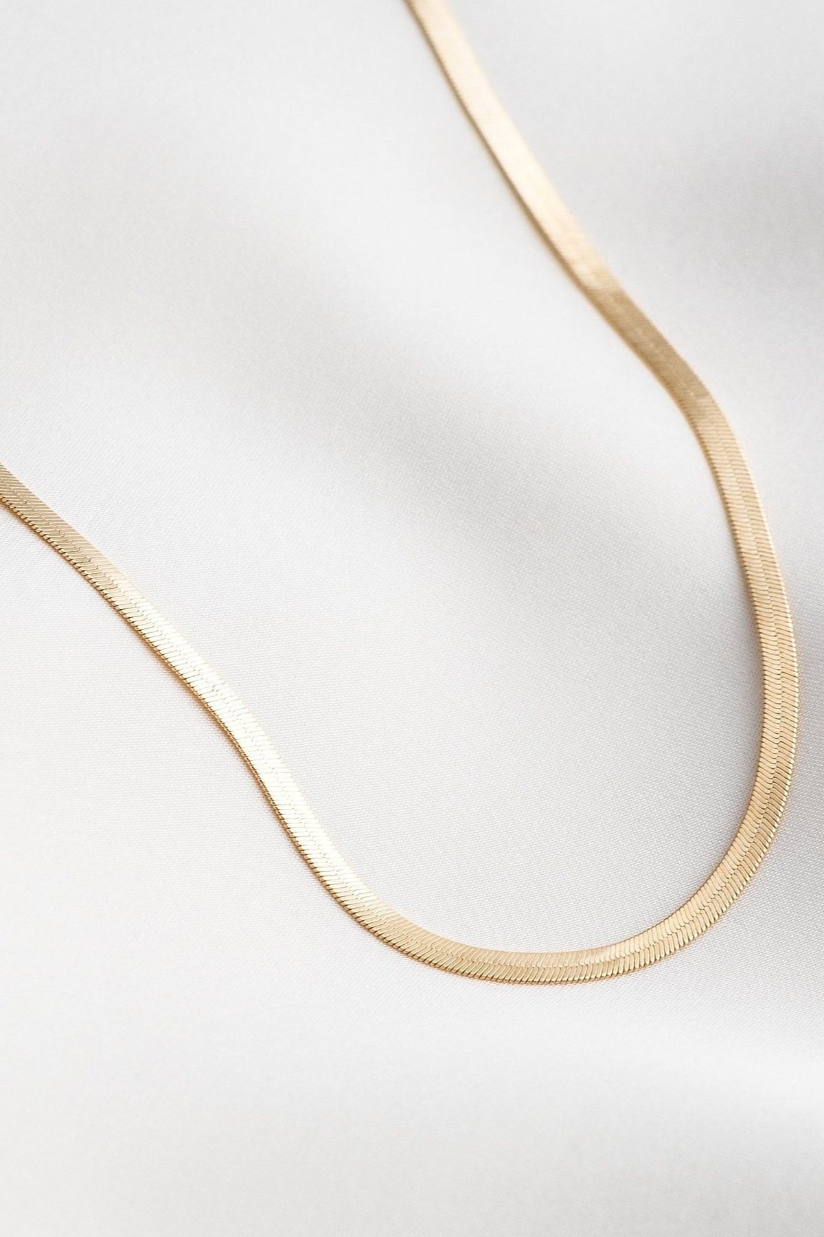 gold-herringbone-necklace_2000x_c293000f-71f4-4d7a-9f3f-e23bbf804b03-1440x1800_(3)